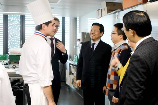 说明: 考察洛桑酒店管理学院