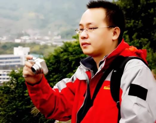 说明: 2001级优秀毕业生戴湘毅博士(北京大学博士)1